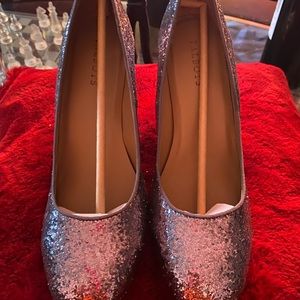 Mark Jacob silver shoes in size 10. They are in perfect condition. I wore once.